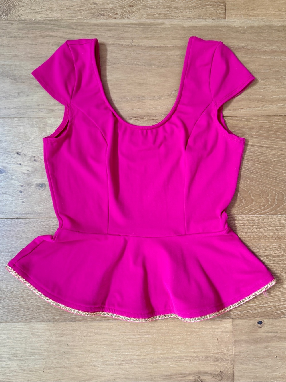 VTG bebe Y2K Hot Pink Magenta Peplum Cap Sleeve Top Gold Chain Lux Trim Medium